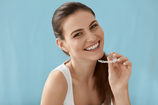  Smiling woman with invisible braces