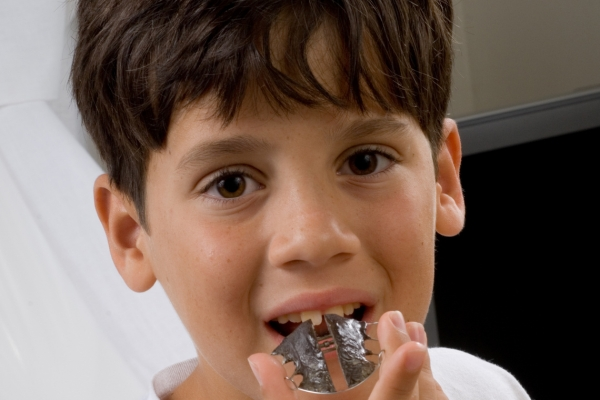 Boy wearing a hawley retainer